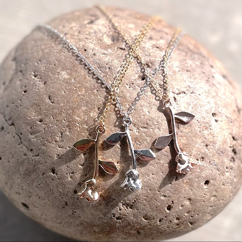 GOLD ROSE NECKLACE - Picture 2 of 7
